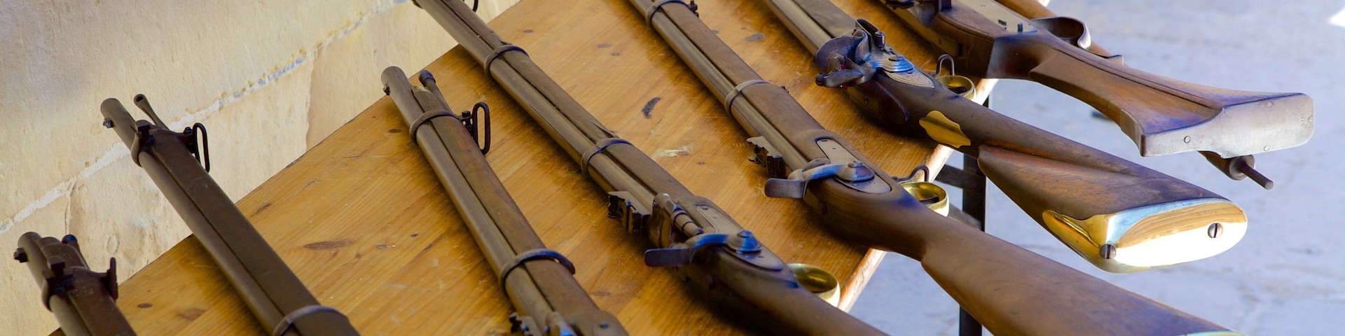 Forte Rinella caracterizando itens militares