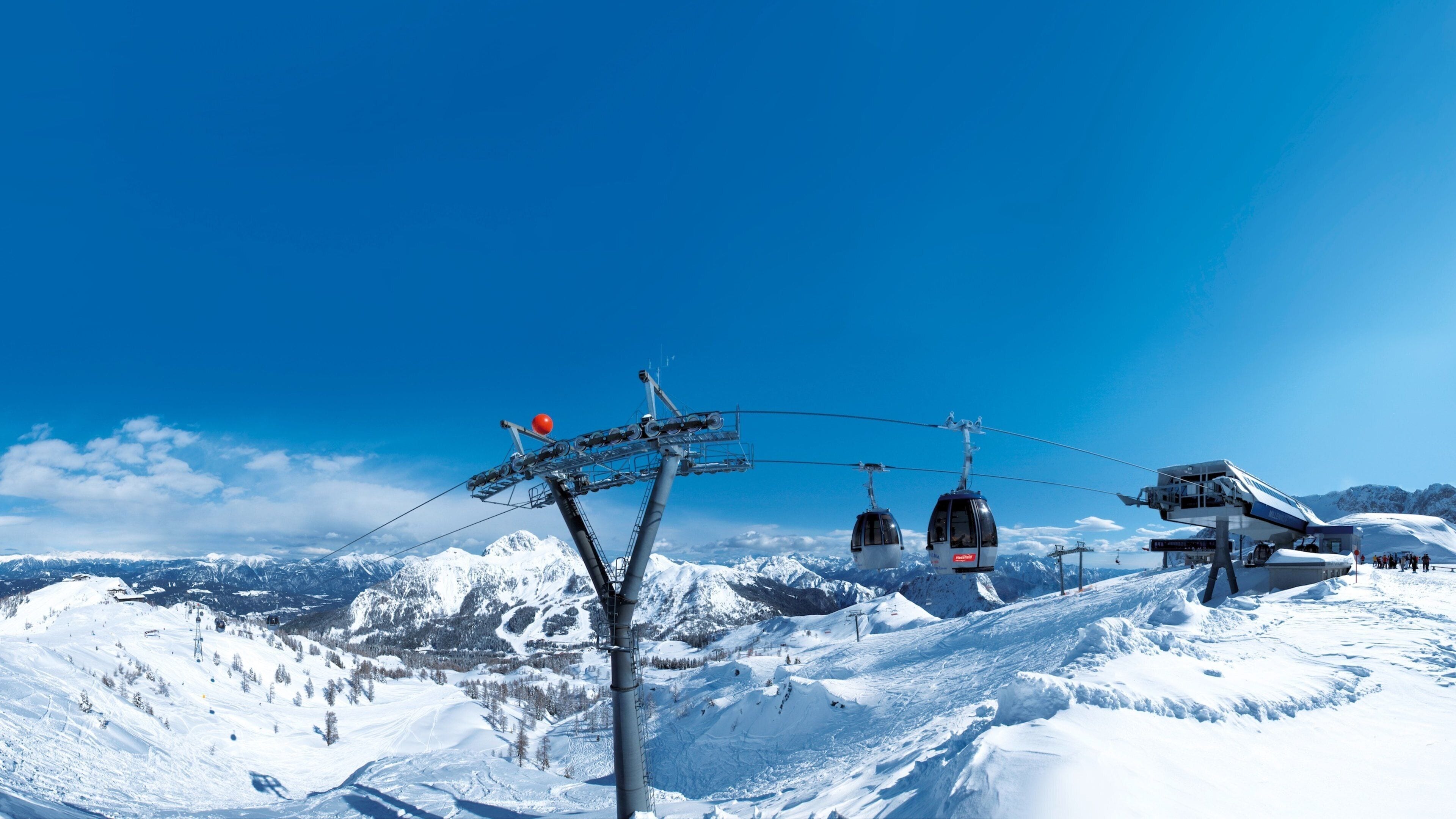Nassfeld-Hermagor Skiing showing mountains, snow and a gondola