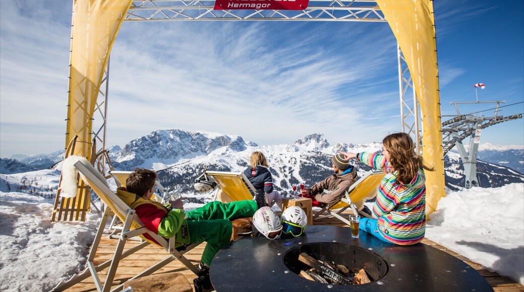 納斯費爾德-黑馬戈爾滑雪 设有 下雪 和 景觀 以及 一小群人