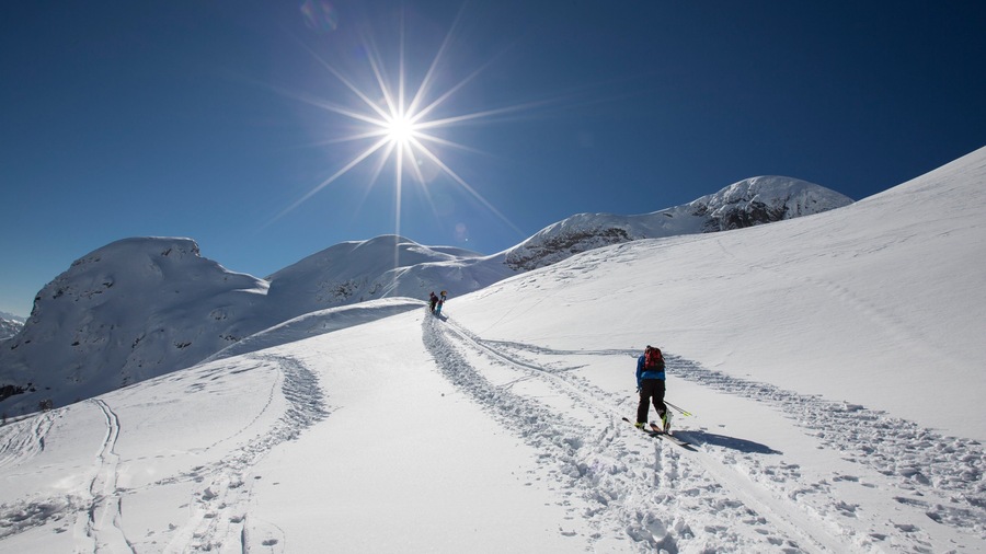 Nassfeld-Hermagor Skiing showing mountains and snow