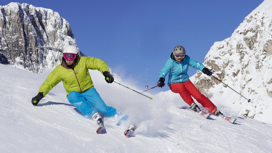 Nassfeld-Pressegger See toont sneeuw, bergen en skiën