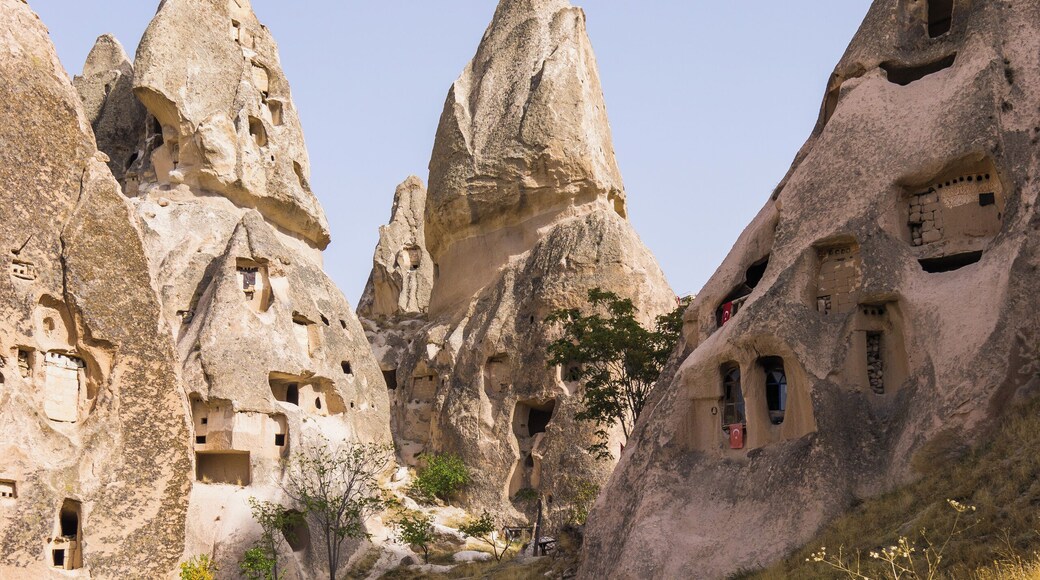 Wandering through the incredible valleys of Uchisar and the centuries old caves, some of which are still inhabited. To get here we drove 900km from the coast of Turkey to the centre of the country. Cappadocia is like nowhere else, such a magical place.
#OnTheRoad