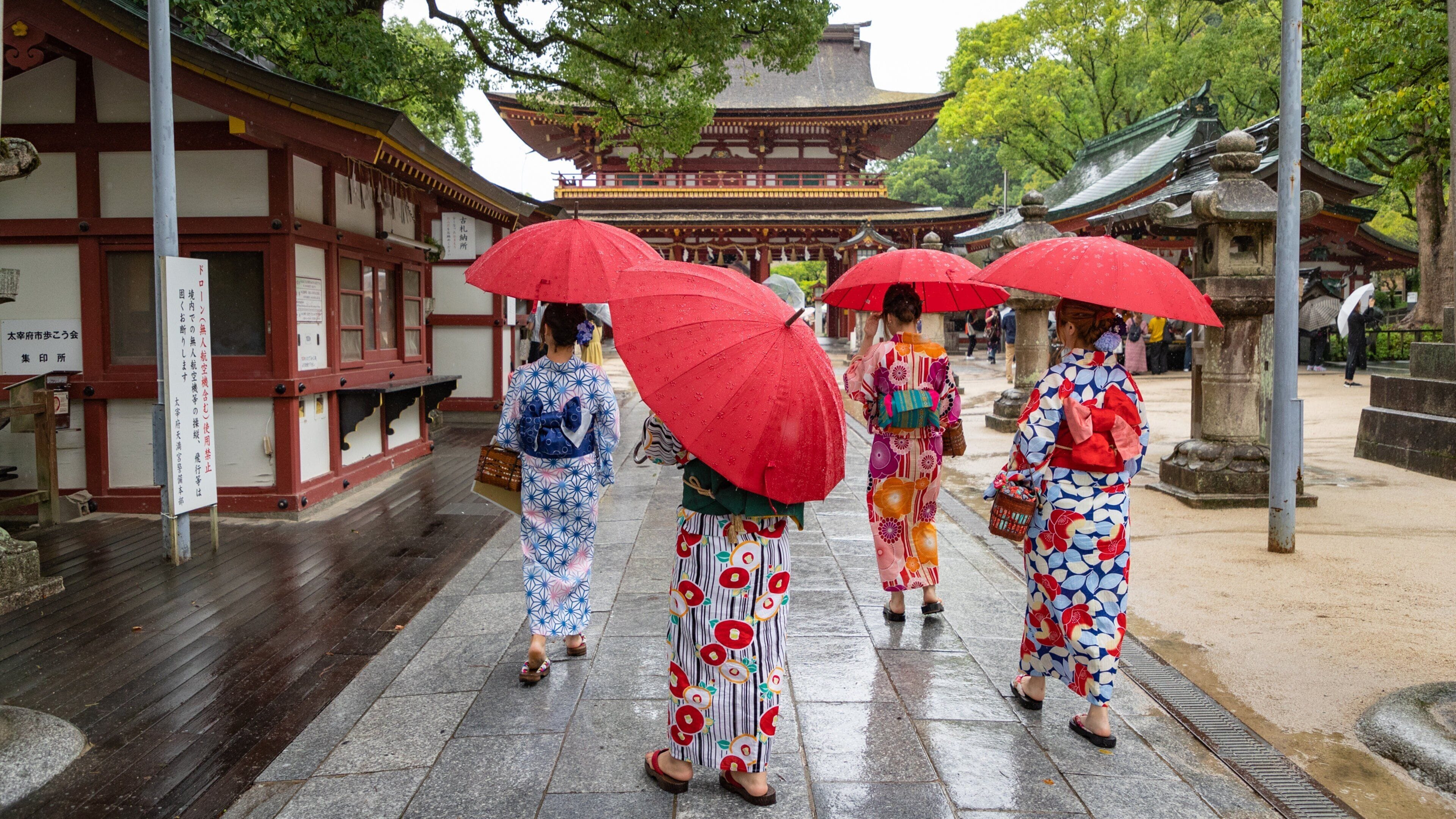 Dazaifu Tenmangu showing street scenes as well as a small group of people