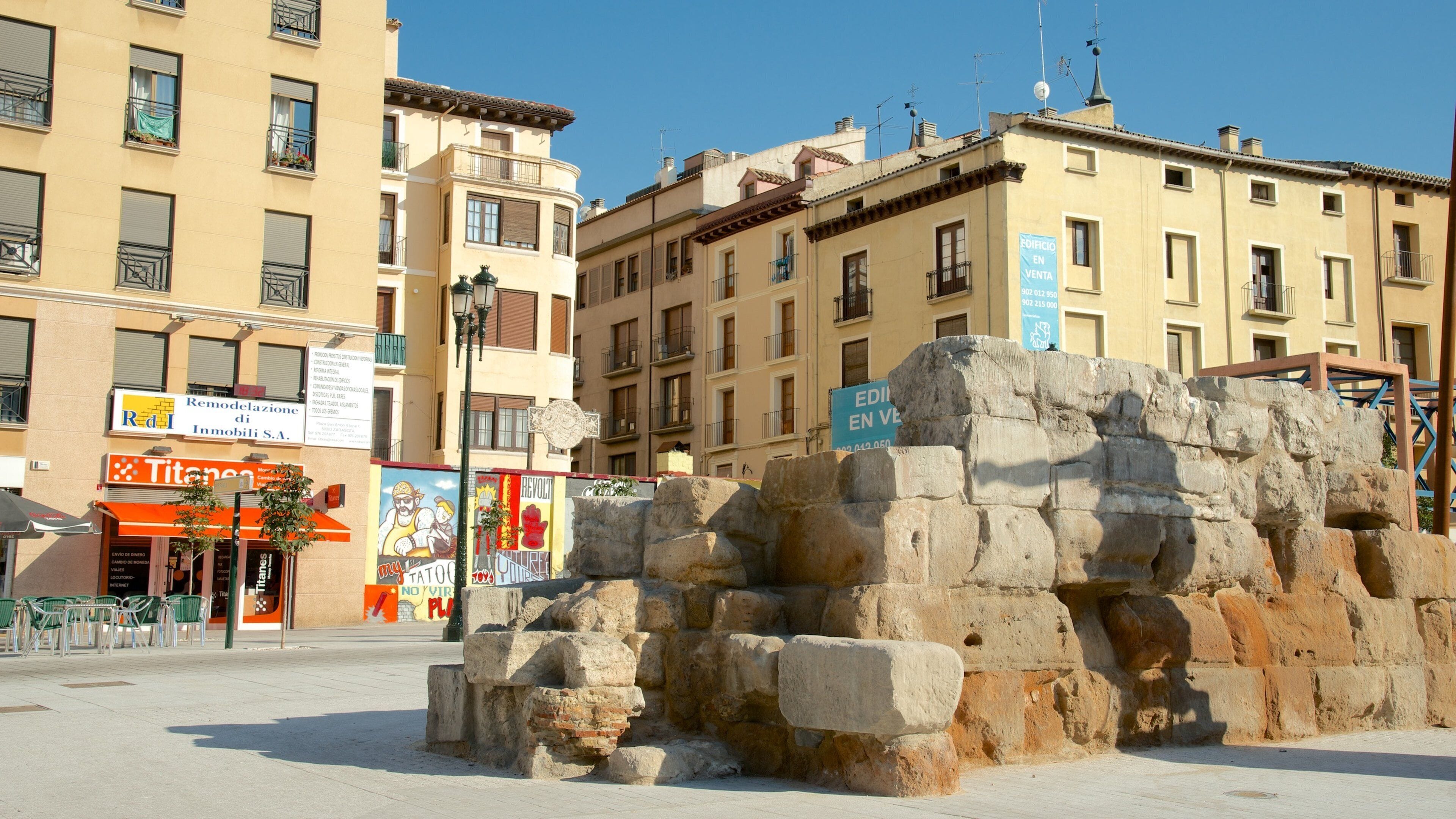 Muralla romana de que incluye ruinas de un edificio, arquitectura patrimonial y una ciudad