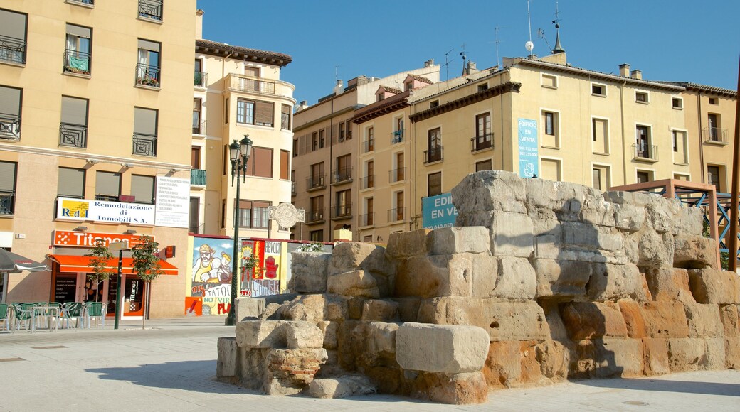 Muralla romana de que incluye ruinas de un edificio, arquitectura patrimonial y una ciudad