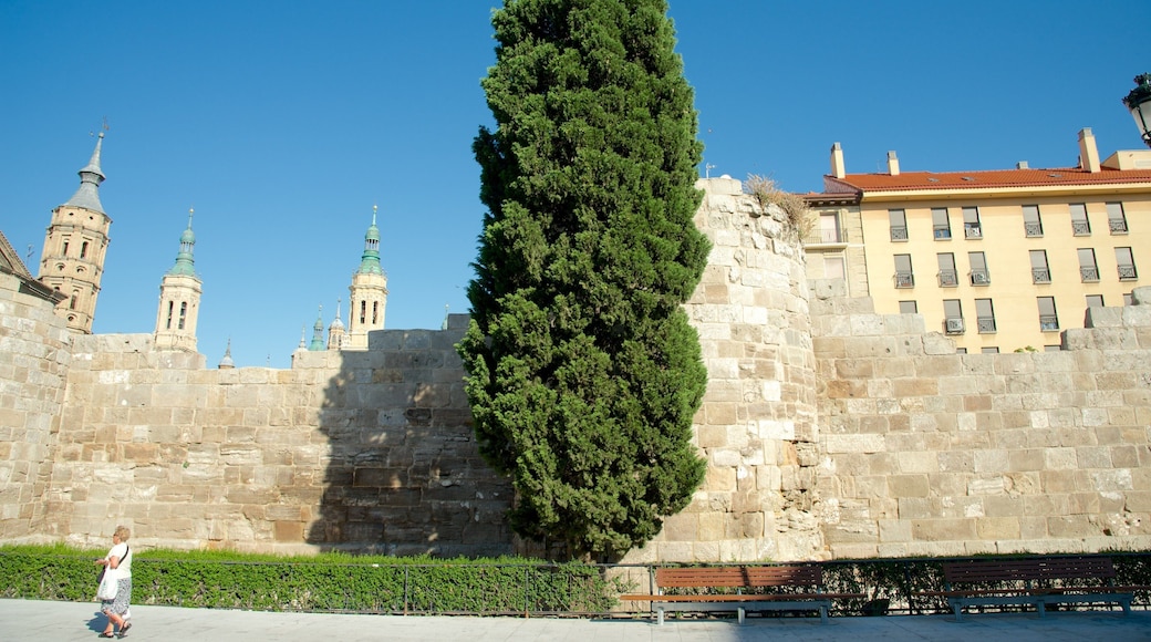 Roman Wall showing street scenes, heritage architecture and a city