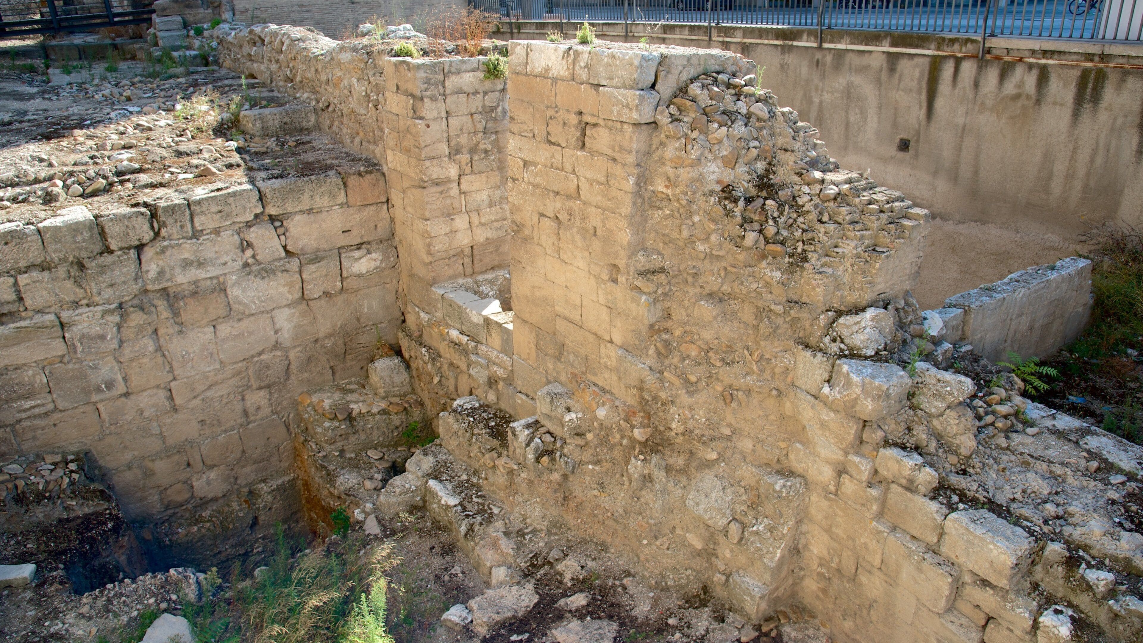 Muralla romana de que incluye una ruina