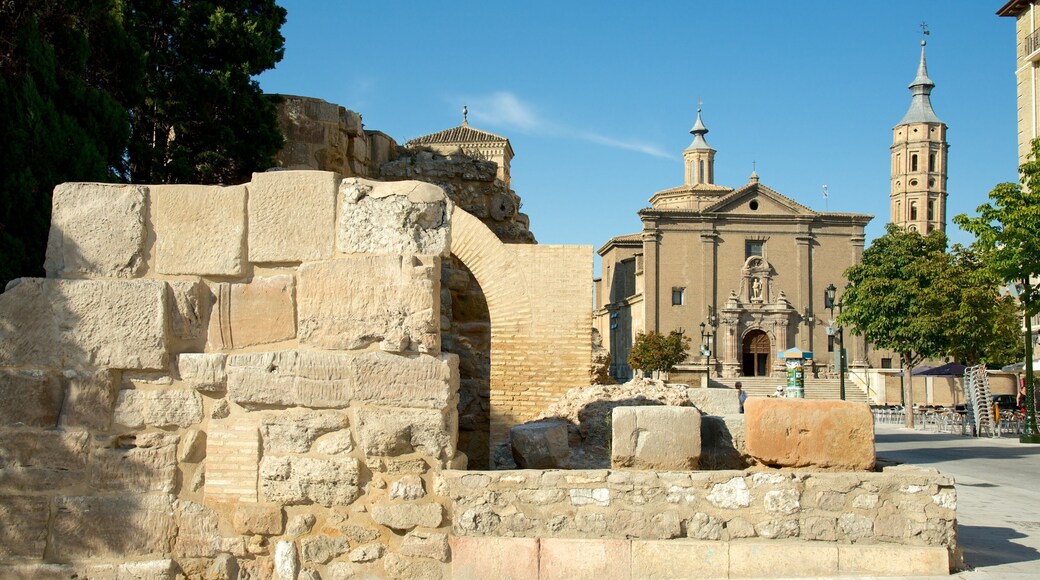 Muralla romana de ofreciendo una iglesia o catedral, una ciudad y arquitectura patrimonial