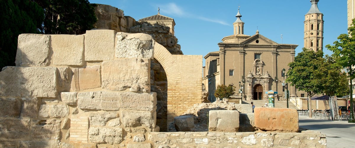 Muralla romana de que incluye una iglesia o catedral, una ciudad y patrimonio de arquitectura