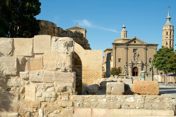 Muralla romana de que incluye una iglesia o catedral, una ciudad y arquitectura patrimonial