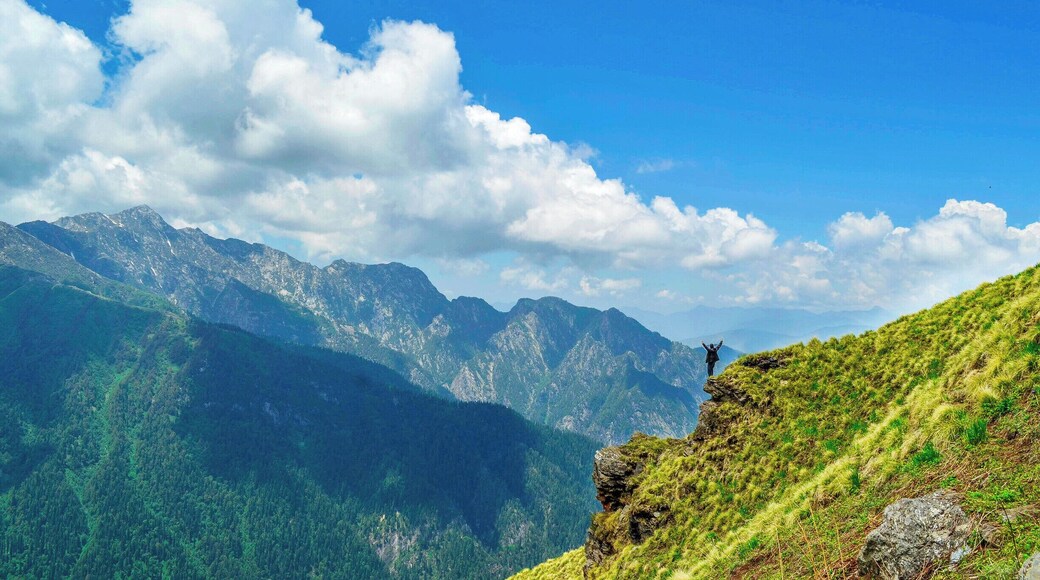 The Sar-pass trek, a beautiful and enticing trek along the himalayan ranges.