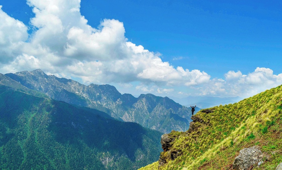 The Sar-pass trek, a beautiful and enticing trek along the himalayan ranges.