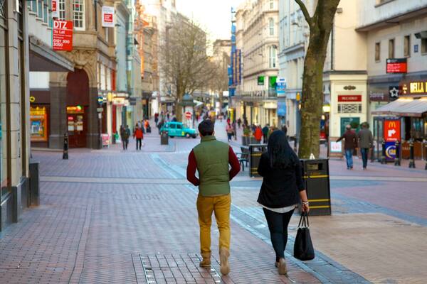 High Street montrant ville et square ou place