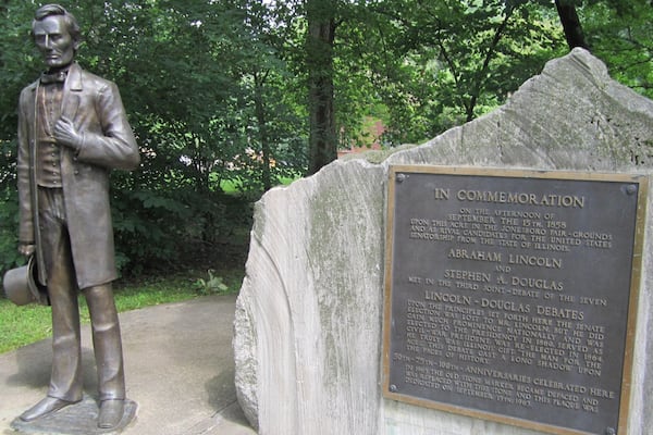 Lincoln Monument featuring a statue or sculpture