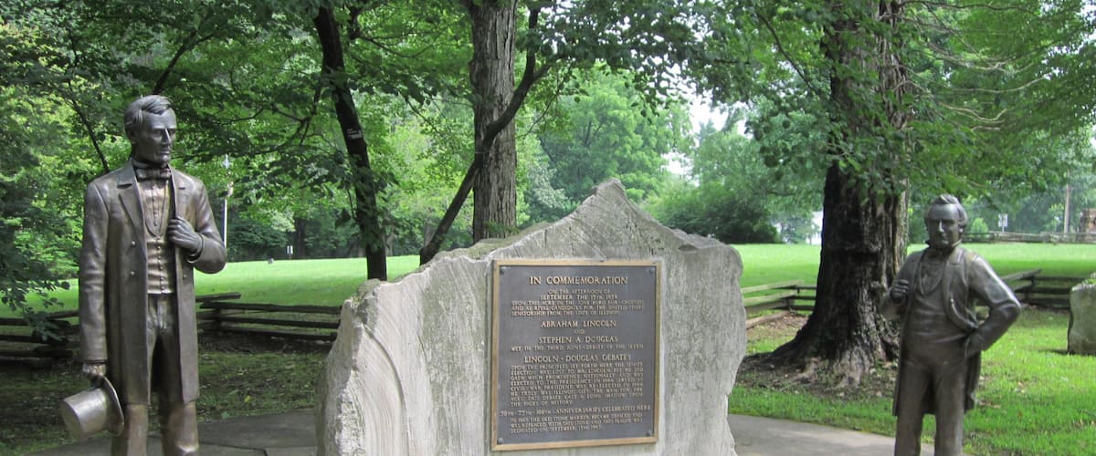 Lincoln Monument showing a garden and a statue or sculpture
