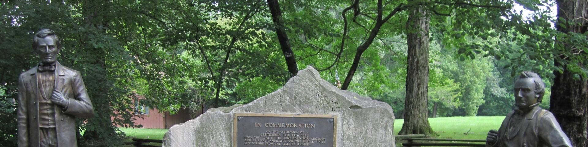 Lincoln Monument showing a statue or sculpture