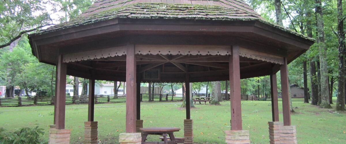 Lincoln Monument featuring a garden