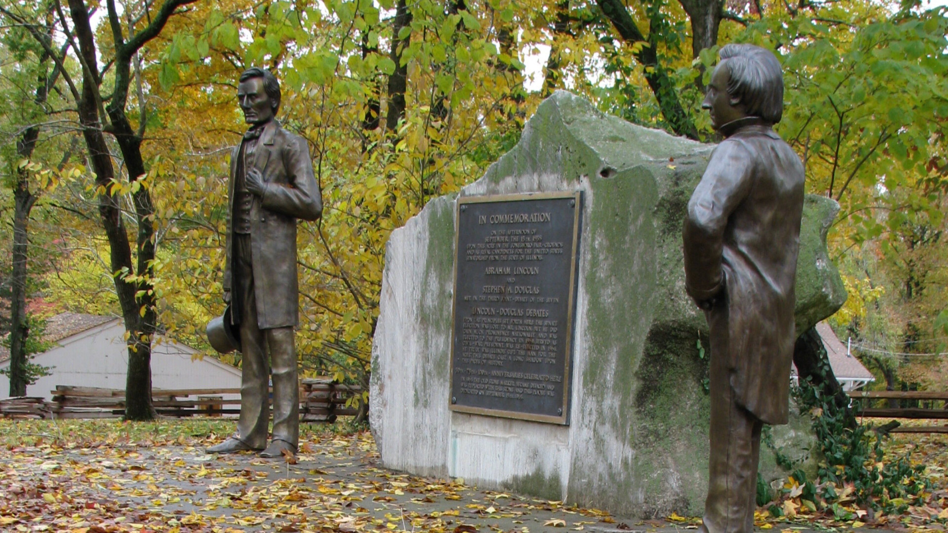 Lincoln Memorial Park toont herfstbladeren en een standbeeld of beeldhouwwerk