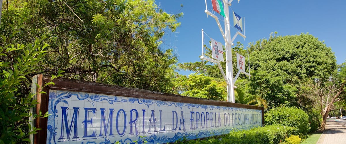 Đài tưởng niệm Discovery of Brazil có tính năng tưởng niệm, biển hiệu và khu vườn
