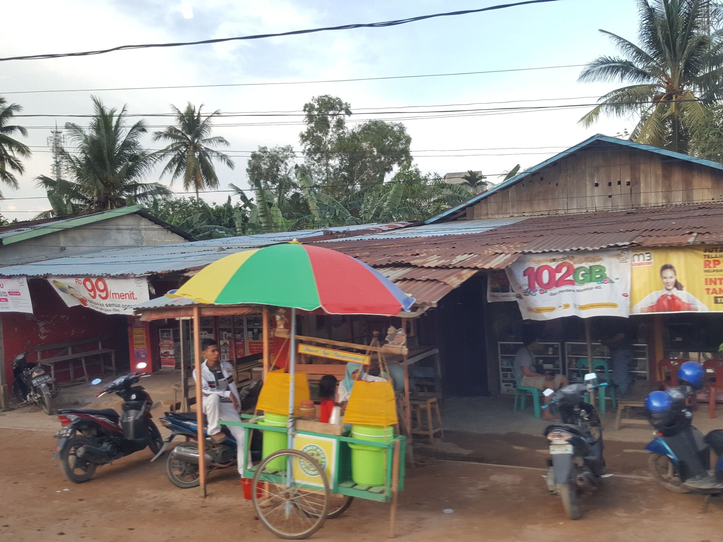 Despite the popularity of luxury beach resorts and spas due to the booming tourism industry, Batam has a more unglamorous side. Illegal housing, dumpsite slums, makeshift shops are some of the views that visitors come across when zipping across the island to its biggest mall.