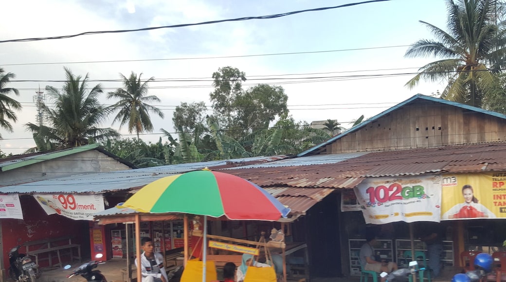 Despite the popularity of luxury beach resorts and spas due to the booming tourism industry, Batam has a more unglamorous side. Illegal housing, dumpsite slums, makeshift shops are some of the views that visitors come across when zipping across the island to its biggest mall.