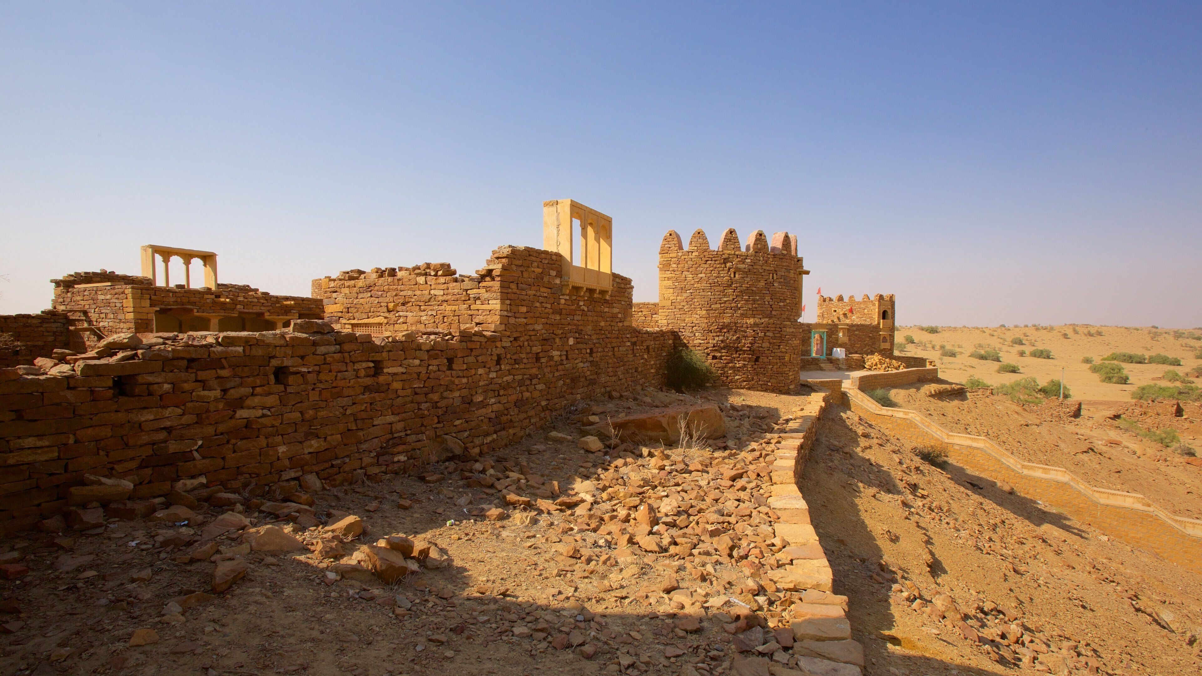 Khaba Fort which includes tranquil scenes, building ruins and desert views