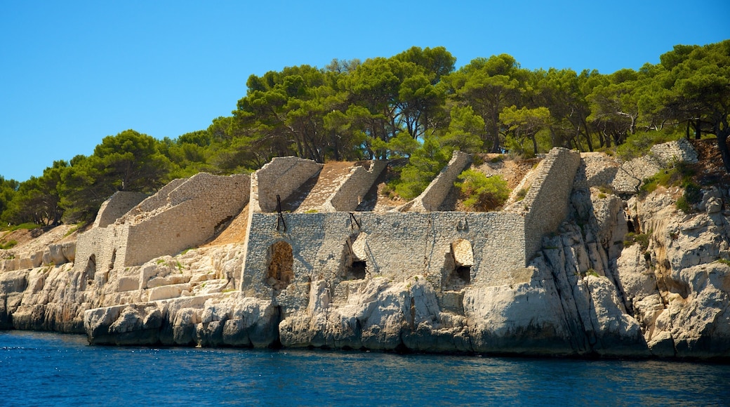 Calanques fasiliteter samt stenete kystlinje og ruiner