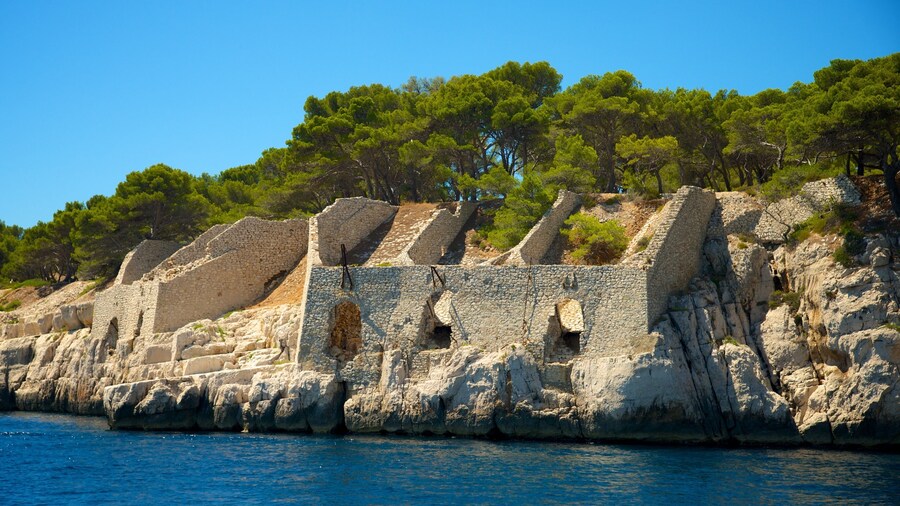Calanques có tính năng bờ biển lởm chởm và di chỉ