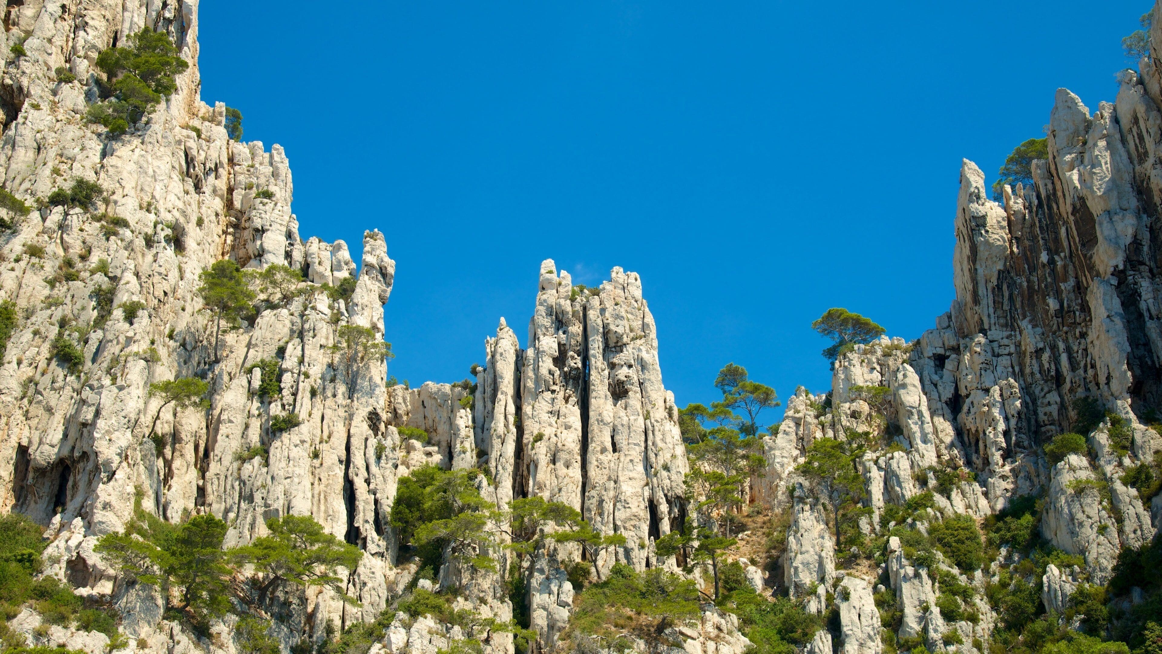 Calanques có tính năng hẻm núi