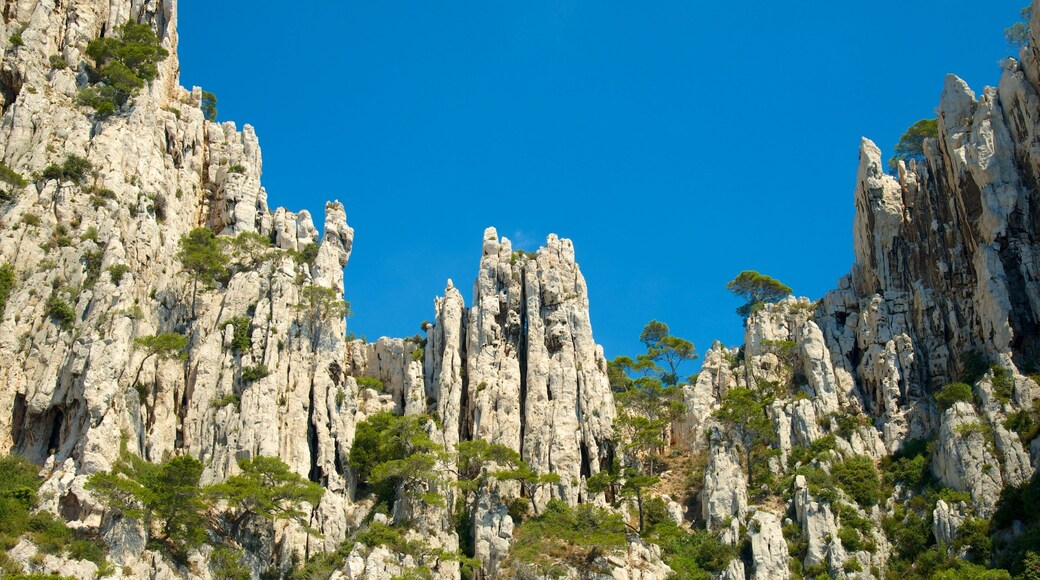 Calanques có tính năng hẻm núi