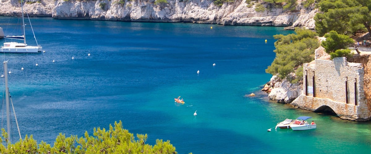 Calanques ofreciendo una marina, navegación y escenas tranquilas
