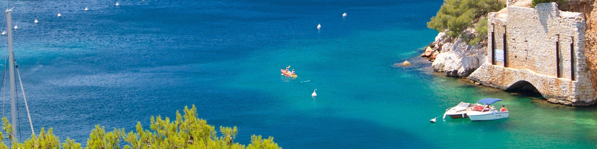 Calanques montrant marina, riviĂšre ou ruisseau et voile