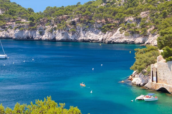 Calanques montrant marina, riviĂšre ou ruisseau et voile