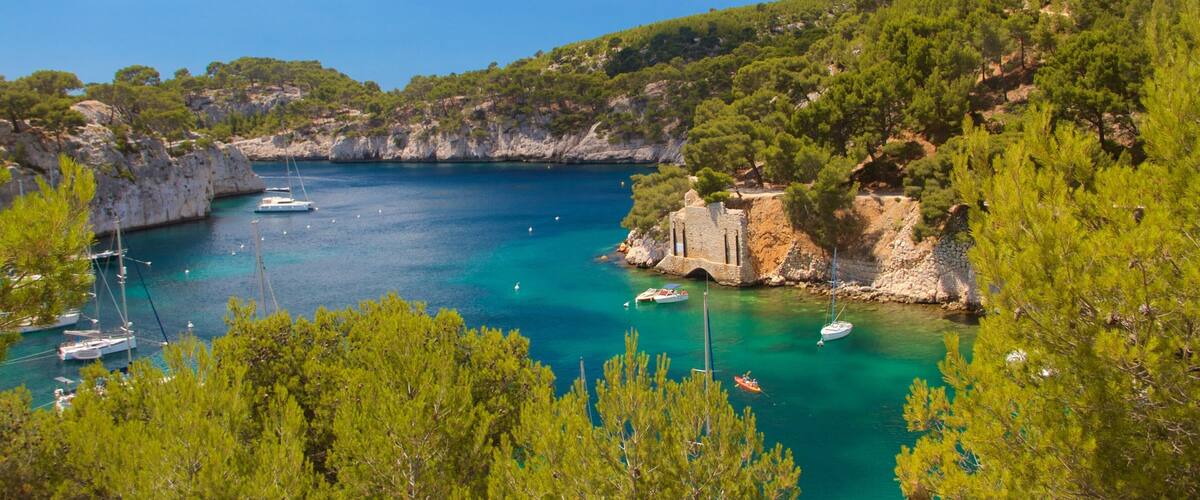 Calanques montrant rivière ou ruisseau