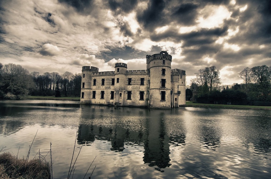 Just next to Brussels you'll find our national botanical garden. It's one of the most interesting in the world due to the African collection from the period Belgium governed it's own colony in Africa. The botanical garden is surrounded by a beautiful park and this beautiful castle.