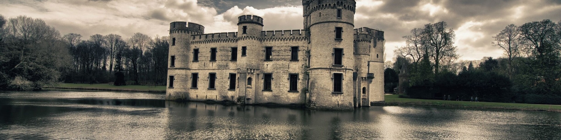 Just next to Brussels you'll find our national botanical garden. It's one of the most interesting in the world due to the African collection from the period Belgium governed it's own colony in Africa. The botanical garden is surrounded by a beautiful park and this beautiful castle.