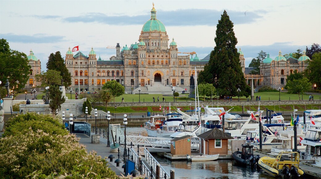 Victoria Harbour showing heritage architecture, a park and a bay or harbor