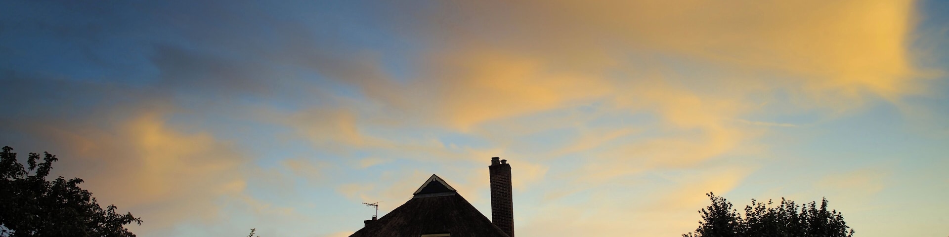 This public Observatory is hidden away in the Dutch landscape.
Thought no dome to house the telescopes, there is a roll-off roof.
Lectures open for public are held each friday from 20:00 until around 22:00.
Open doors at 19:30 check the site for more information (Dutch)