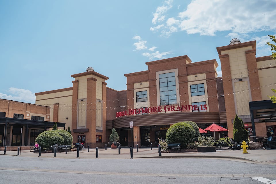 A shopping mall with a large sign reading "NATIONAL GRAND 15".
