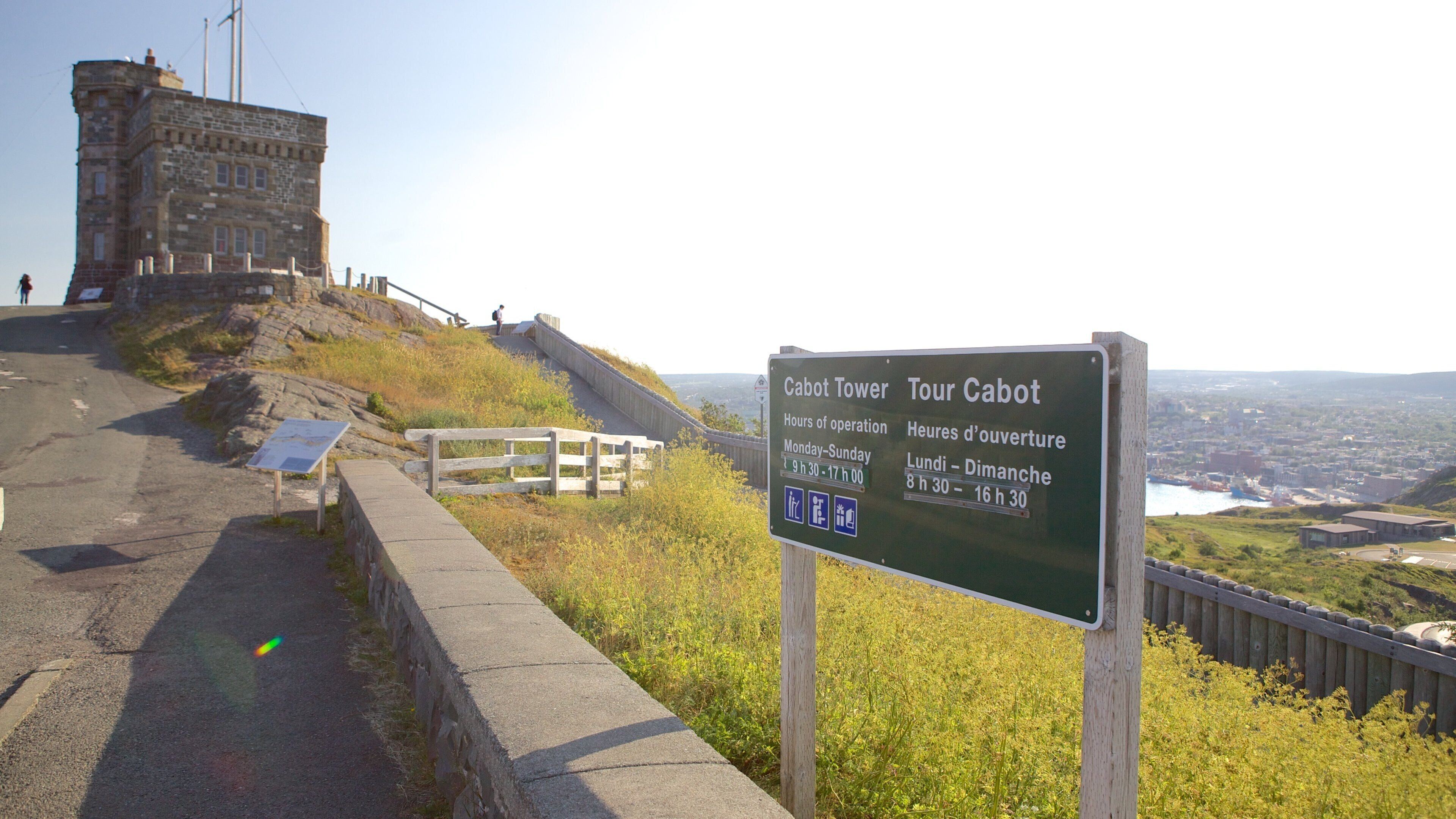 캐봇 타워 을 특징 신호 뿐만 아니라 소규모 사람들