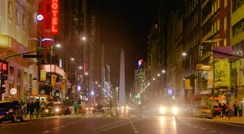 Avenida Corrientes cho thấy trung tâm, giải trí về đêm và cảnh đêm