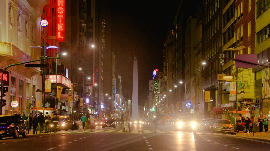 Avenida Corrientes mostrando centro de negocios, vida nocturna y una ciudad