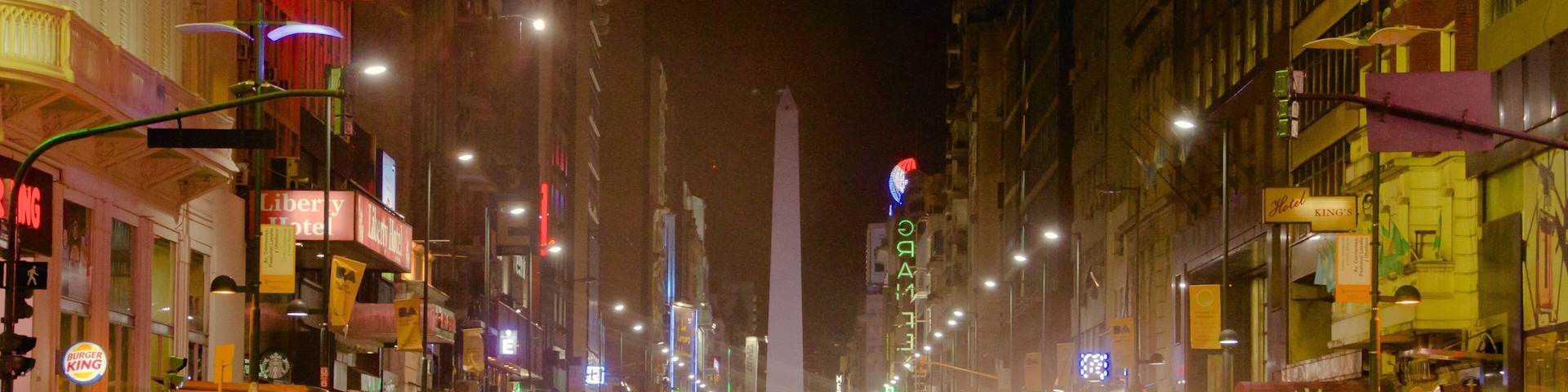 Avenida Corrientes mostrando vida noturna, cenas de rua e uma cidade