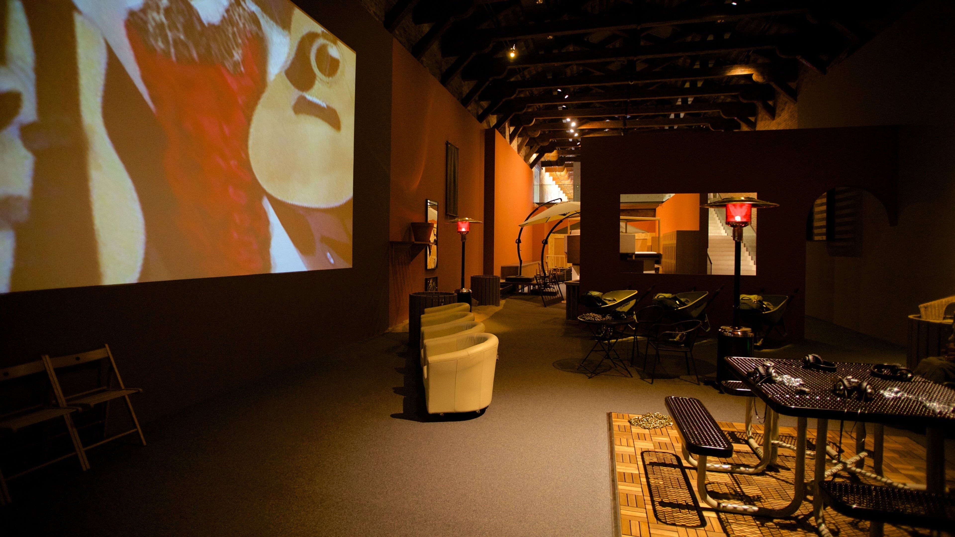 Punta della Dogana mostrando arte y vistas interiores