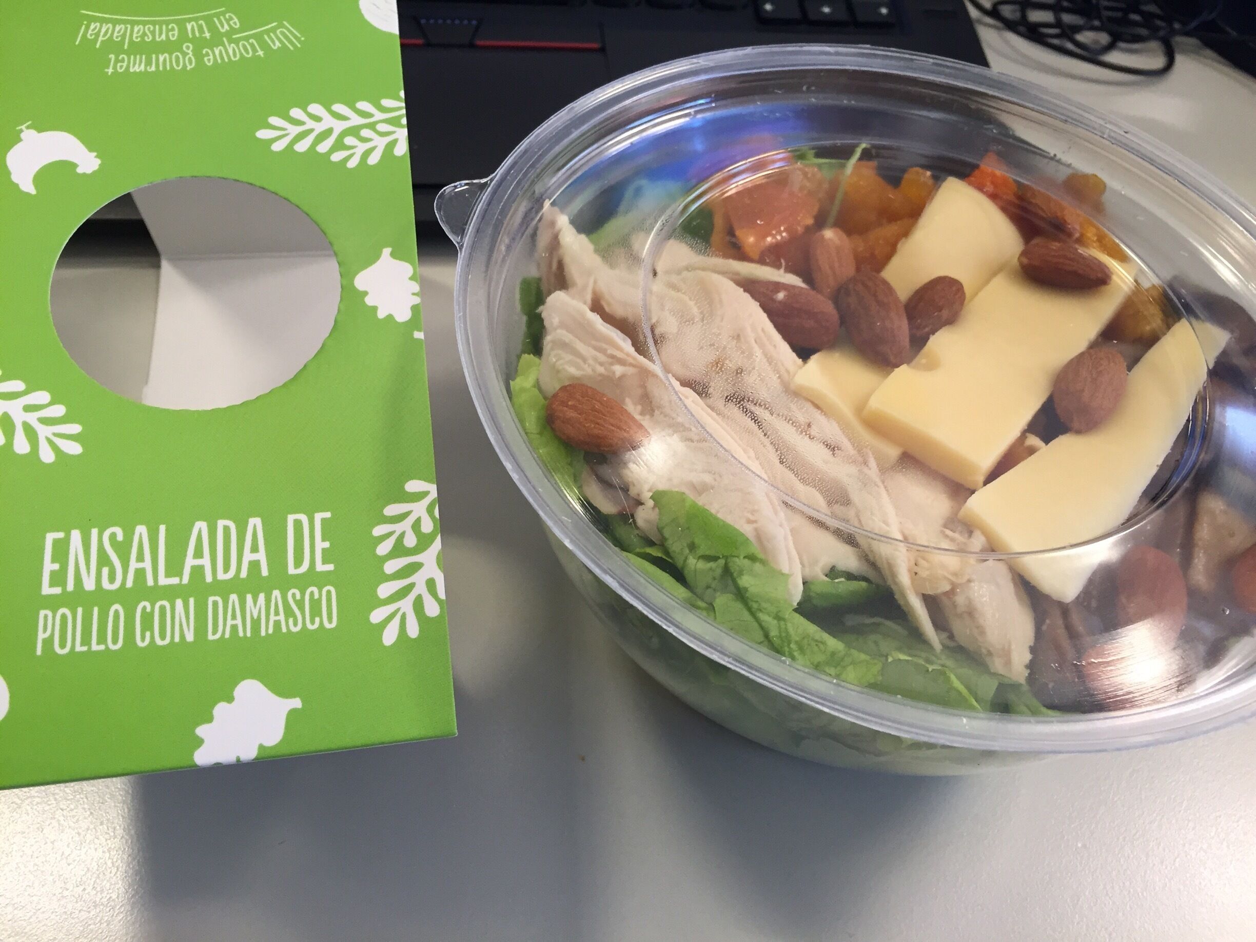 Ensalada de pollo con Damasco, queso, almendras, lechuga y rúcula. Y viene con aderezo! Muy rica 