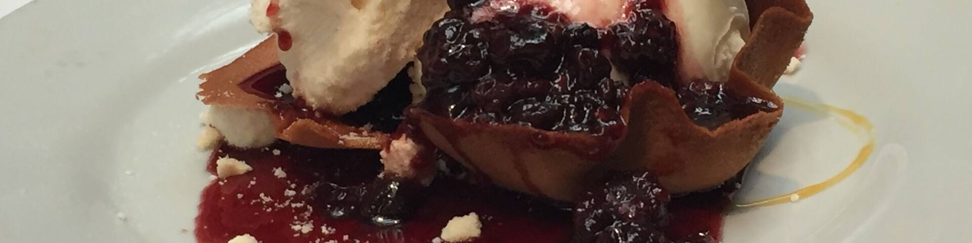 Tulipa con frutos rojos