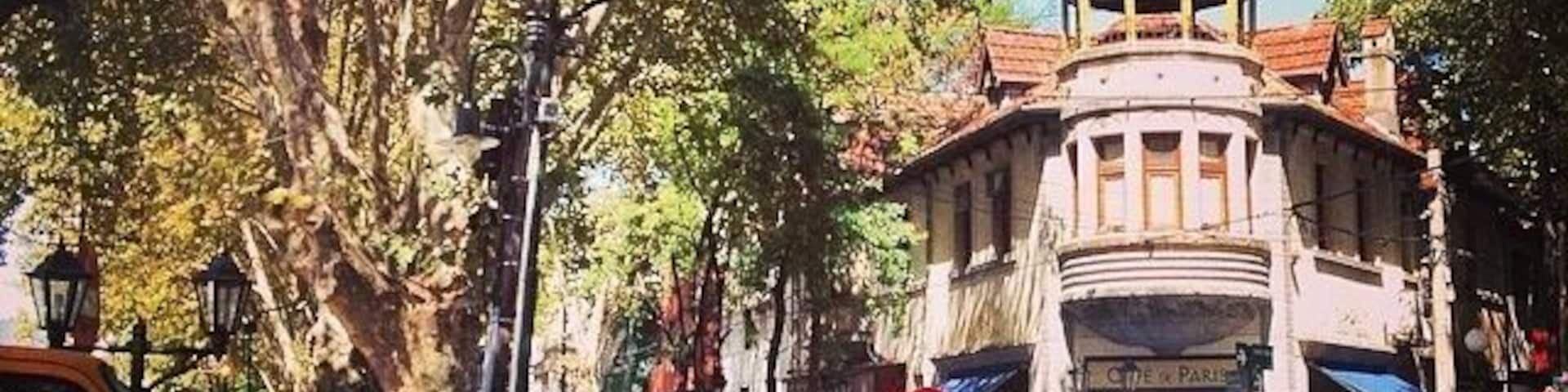 La estación de tren de Vte López y su emblemática confitería "Café París". / Vicente López railway station and it's emblematic cafeteria "Cafe Paris" at the corner.