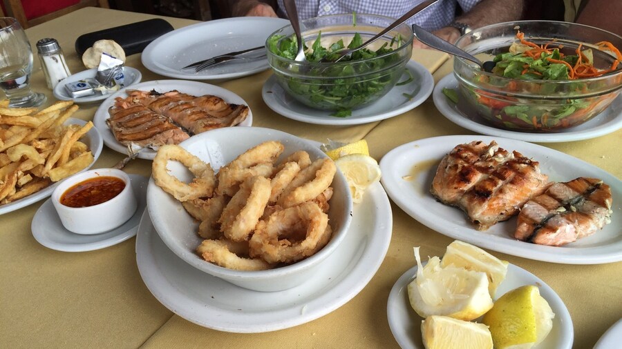 Lindo día para comer pescado en el puerto ☁️🌧☁️... La Nelly es una parrilla de barrio, se come bien y la atención es buena. 👆🏿 la trucha y el salmón son grillé y las rabas, infaltable como entrada 👌