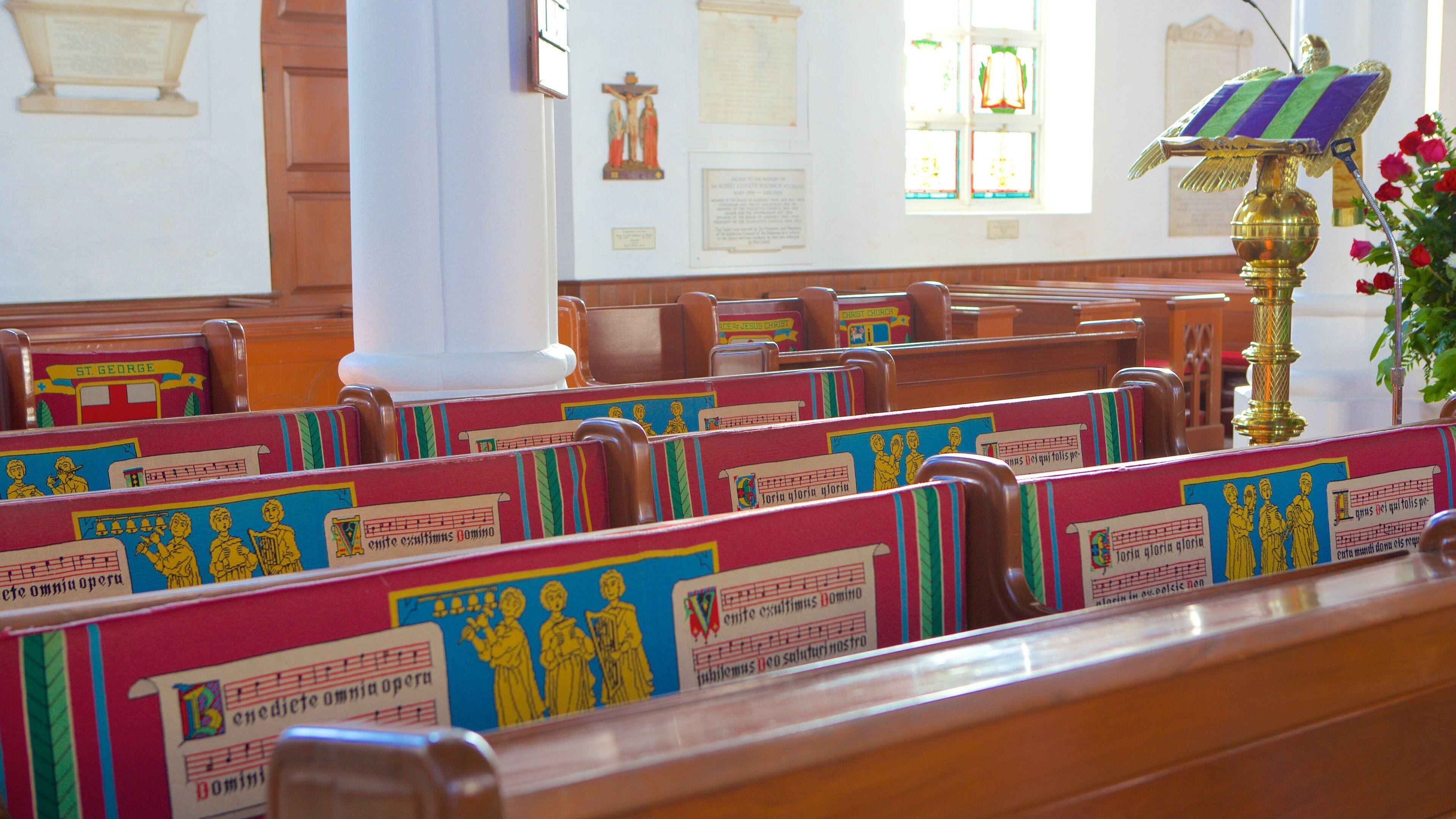 크라이스트처치 대성당 이 포함 종교적 요소, 실내 전경 과 교회 또는 성당