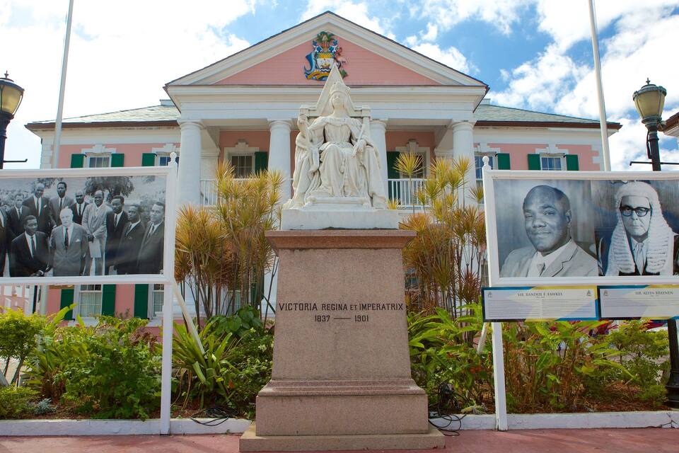 Une statue de Victoria Regina et Impératrice, entourée de verdure et de photographies historiques.
